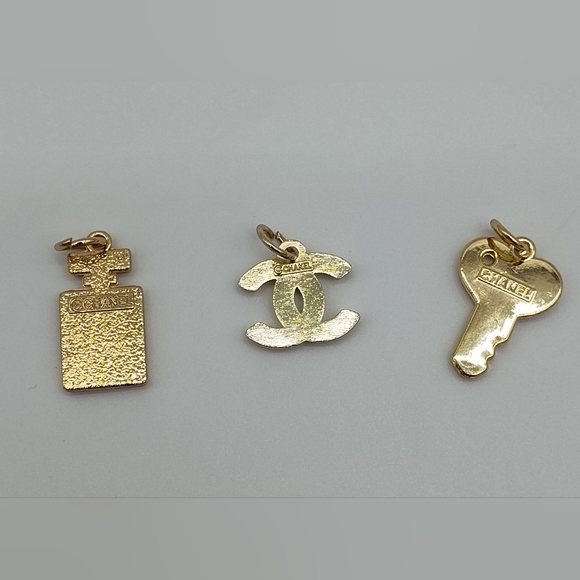 CHANEL Black Gold Charm Pull Trio CC Heart Key No5 Bottle Set EUC - Picture 3 of 3